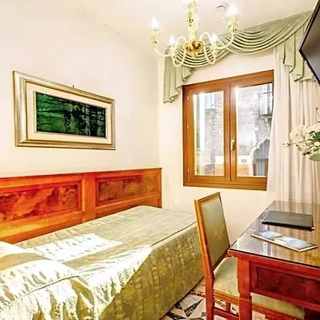 Hotel Antica Casa Carettoni 3*
