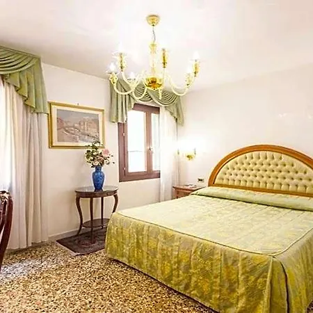 Antica Casa Carettoni Hotel 3*