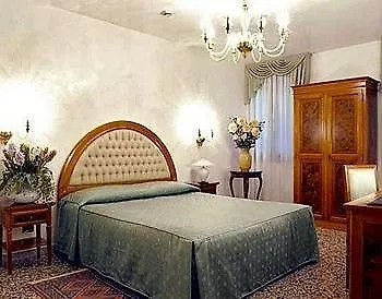 Antica Casa Carettoni Otel Venedik