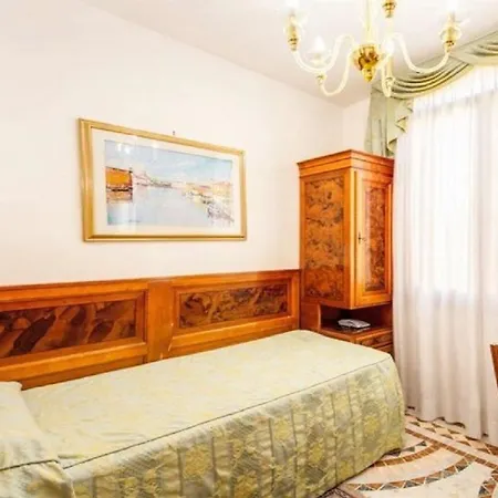 Antica Casa Carettoni Otel Venedik