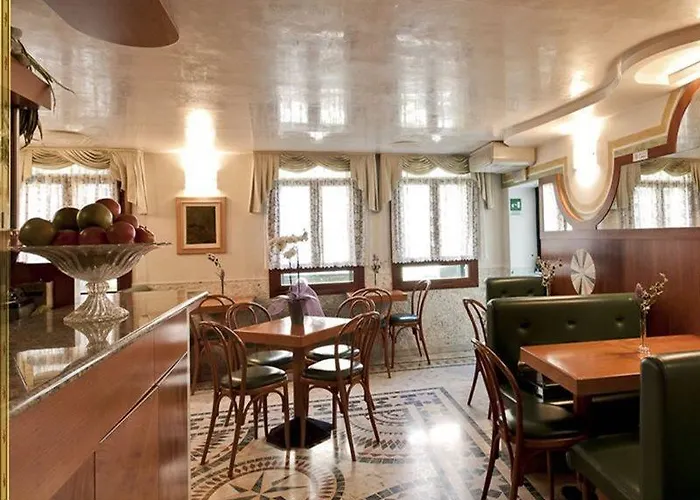 Hotel Antica Casa Carettoni 3*