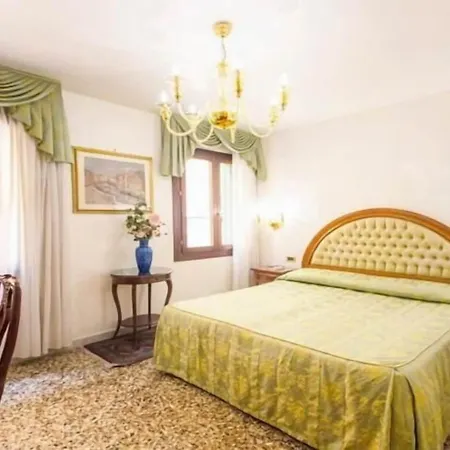 Hotel Antica Casa Carettoni 3*