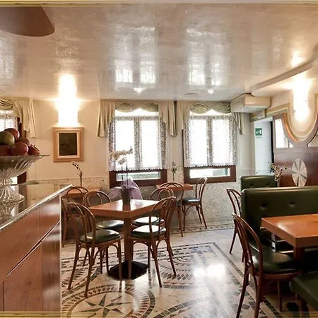 מלון Antica Casa Carettoni 3*