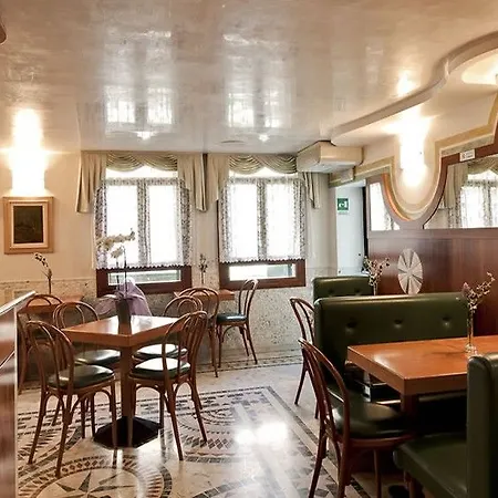 Antica Casa Carettoni Hotel 3*